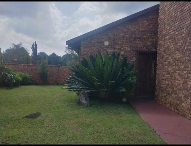 5 BEDROOM HOUSE FOR SALE IN ROOIHUISKRAAL NORTH